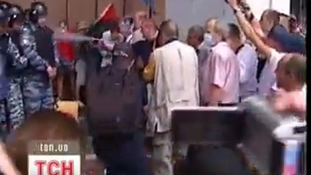Под Украинским домом «Беркут» применил газ.flv смотреть онлайн