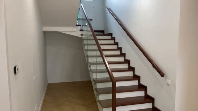 Лестница из бука со стеклянным ограждением смотреть онлайн