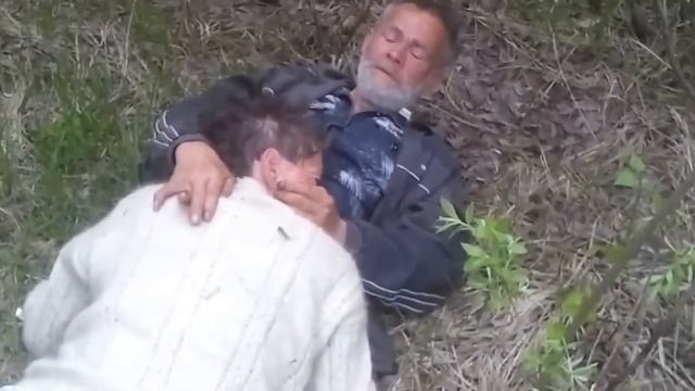 Молодые люди отдыхают в лесу!O_o смотреть онлайн