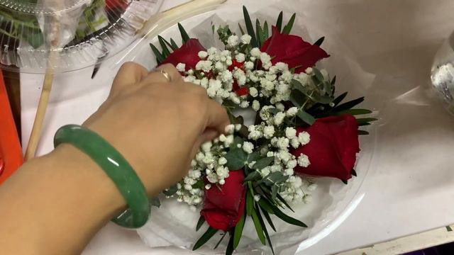 Bridal Bouquet | red roses silver leaves | Huamama Singapore смотреть онлайн