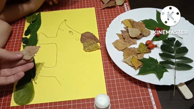 ??Вика и Мила делают ёжика из листьев ??/ поделка в садик?? смотреть онлайн