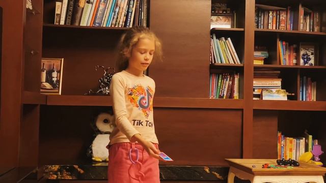 Недавно играла в Alias, но не обычный, а особенный, с колесом обозрения и усложнением. Смотри видео смотреть онлайн