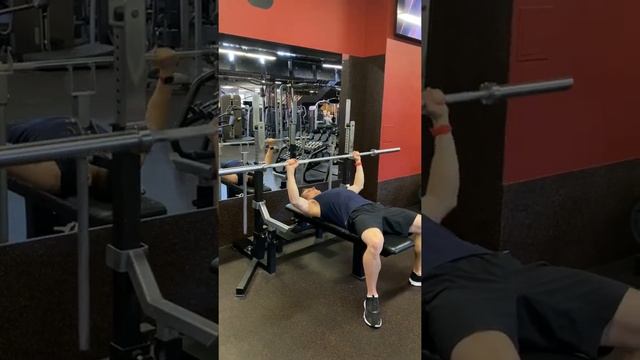 Жим штанги лежа на горизонтальной скамье смотреть онлайн