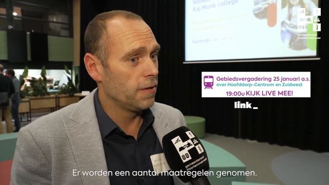 Erik Dekker (Kaj Munk) in gesprek met raadsleden tijdens de bijzondere raadsvergadering in Hoofddor смотреть онлайн