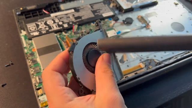 Lenovo Ideapad 320-17ABR Type 80YN öffnen, Lüfter reinigen und Festplatte tauschen смотреть онлайн