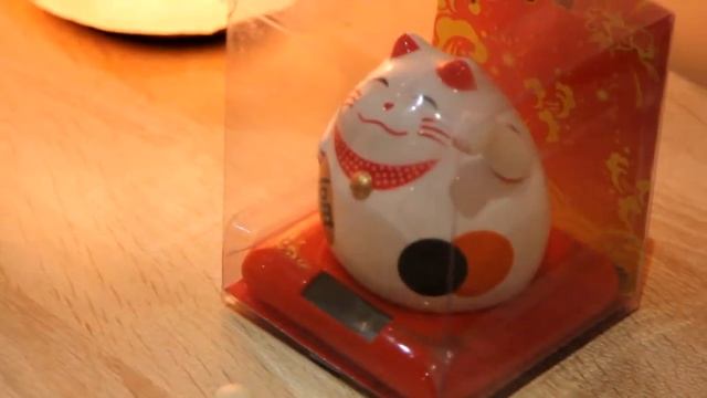 Кот Манэки (Манэки нэко), машет левой лапкой. На солнечной батарее смотреть онлайн