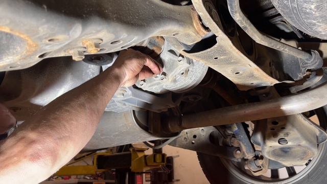 2014-2019 Toyota Highlander rear diff oil change смотреть онлайн