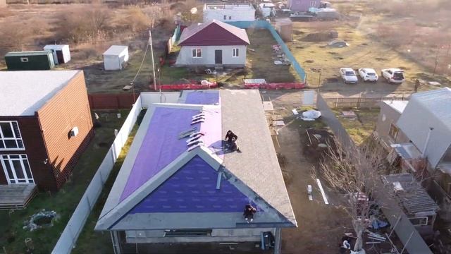 Установка крыши из гибкой черепицы SHINGLAS и обшивка дома ЛСТК ЦСП в Краснодаре смотреть онлайн
