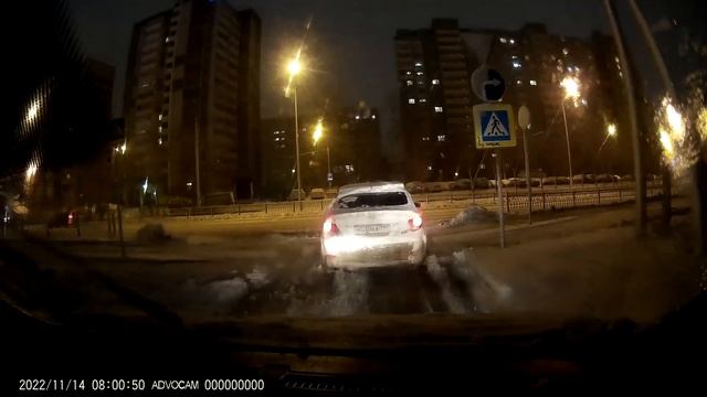 Hyundai Н530ВА196 поворот налево под запрещающий знак