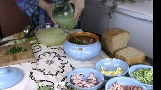 ОКРОШКА ЛЮБИМАЯ НА СЫВОРОТКЕ с копченой колбаской и хрустящей редиской смотреть онлайн