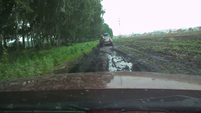 Очень мокрая грунтовка. Два дастера просто едут. смотреть онлайн