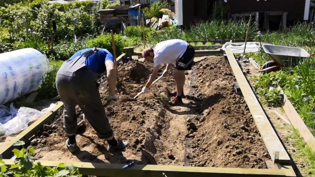 Теплица из поликарбоната. Укладка сетки от кротов, сборка торцов. смотреть онлайн