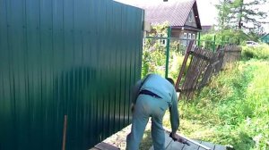 Как крепить профлист на забор
