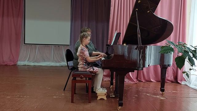 Сурженкова ДианаАлексеевна ,Евсеева Людмила Аркадьевна «Весёлые гуси» р.н.песня смотреть онлайн