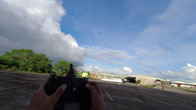 QUADCOPTER 3D FLIGHT DEMO LESSON FOR BEGINNERS USING XK X350. смотреть онлайн