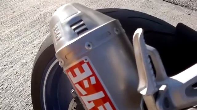 Suzuki GSXR-600 K7 Yoshimura DB killer смотреть онлайн