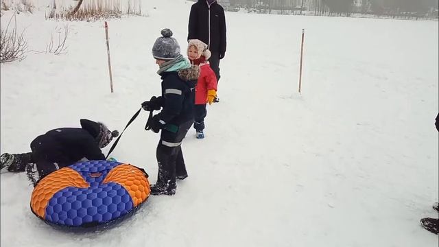 Пятнашки ватрушкой с помощью ног