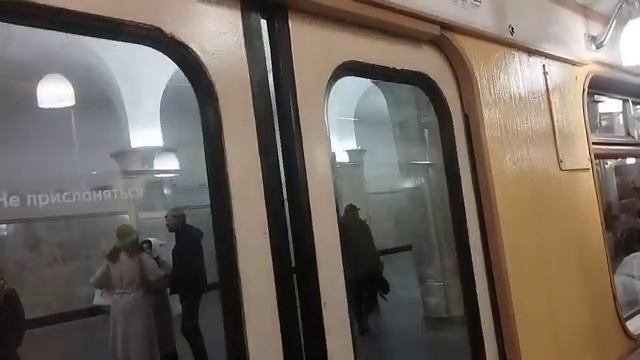 Следует до парка культуры!поездка на поезде метро ретропоезд "Сокольники" 81-717.5A. смотреть онлайн