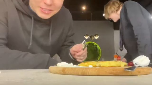 Дипинс и Жожо пробуют сырники приготовленнве своими руками | Twitch: Deepins02