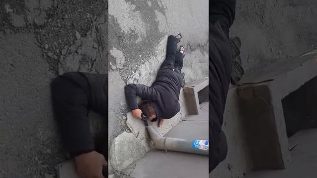 Трактор лезет в условную трубу смотреть онлайн