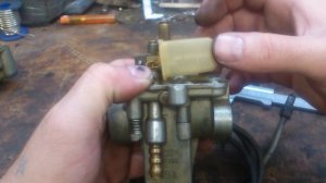 Как настроить уровень топлива карбюратора К-62.