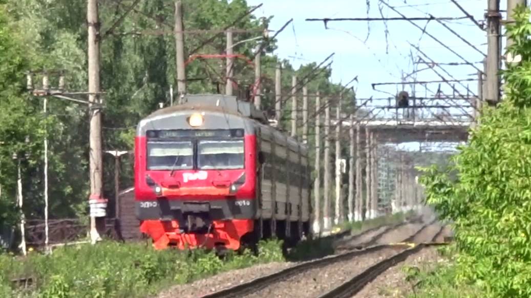Электропоезд ЭД9Э-0010 отправляется от платформы Стригино смотреть онлайн