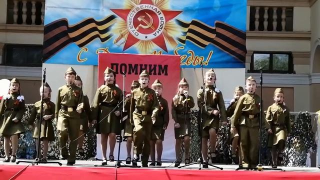 Разноцветная игра Идёт солдат по городу смотреть онлайн