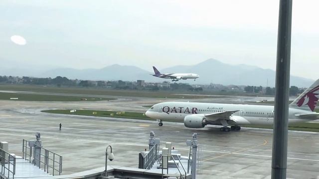 Thai Airways Boeing 777-300 at Hanoi (Noi Bai International Airport) смотреть онлайн