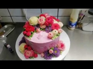 Цветы из упругого крема для одноярусного торта