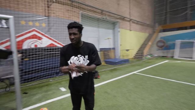 ЗАБЕЙ ГОЛ ЧТОБЫ ПОЛУЧИТЬ НОВОГОДНИЙ ПОДАРОК! смотреть онлайн