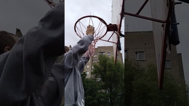 Повесили самодельную сетку на уличное кольцо #баскетбол #стритбол #basketball #streetball смотреть онлайн