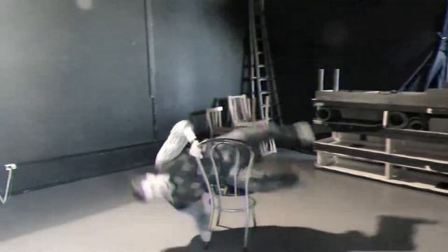 Трюк со стулом, которому меня научили на уроке сценической пластики в Колледже культуры и искусств. смотреть онлайн