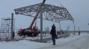 Монтаж металлоконструкций. Строительство здания 4000 м2.