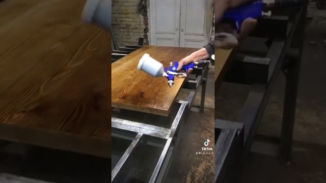 Покрытие столешницы морилкой. Лофт Мебель. Производство мебели. смотреть онлайн