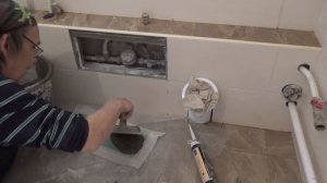 Нестандартный ревизионный люк в ванной на скорую руку. Старый дом.