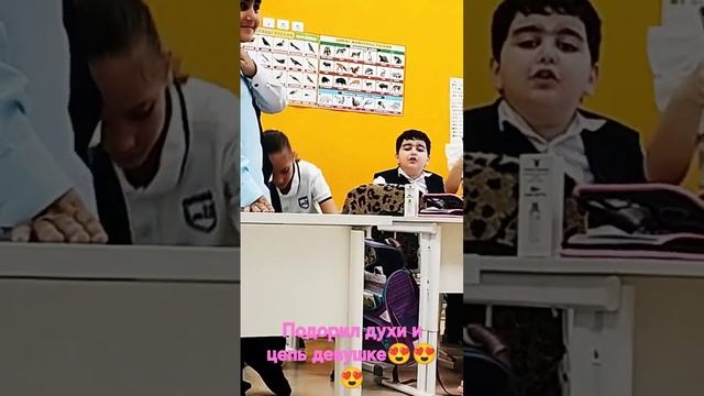 подарил духи и цепь девушке даже друк удивился смотреть онлайн