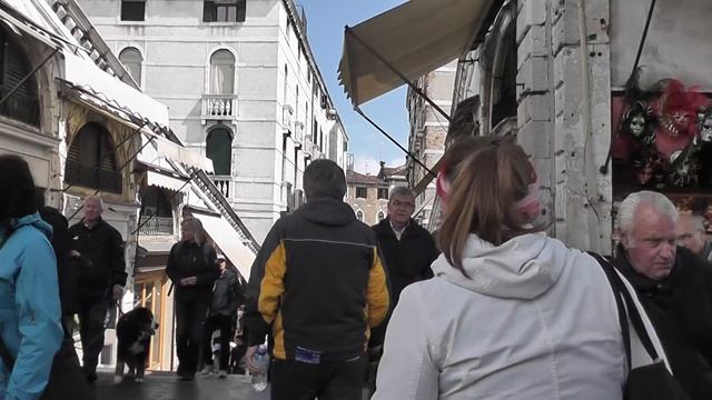 VENICE: Rialto Bridge (walk on bridge and view from boat) смотреть онлайн