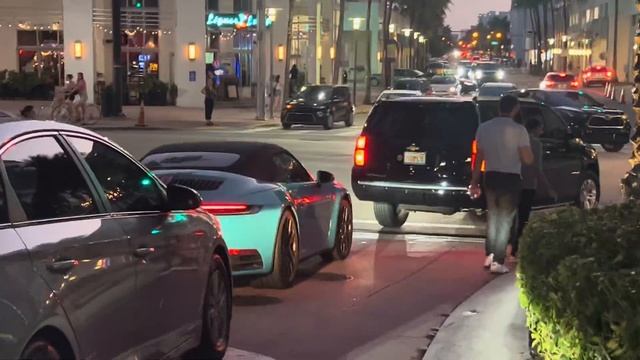 Miami Blue Porsche 911 In Miami Beach смотреть онлайн