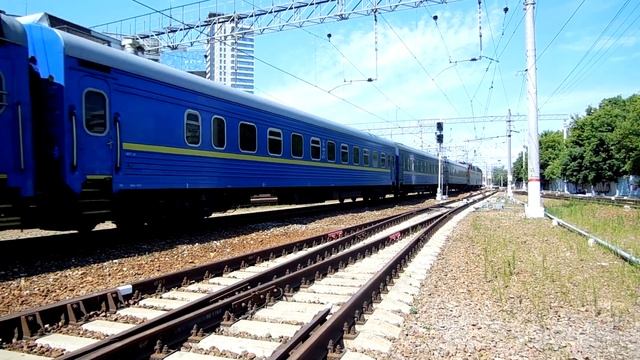 Электровоз ЧС7-318 (ТЧЭ-1) со скорым поездом №074О Кривой Рог/Днепр - Москва. смотреть онлайн