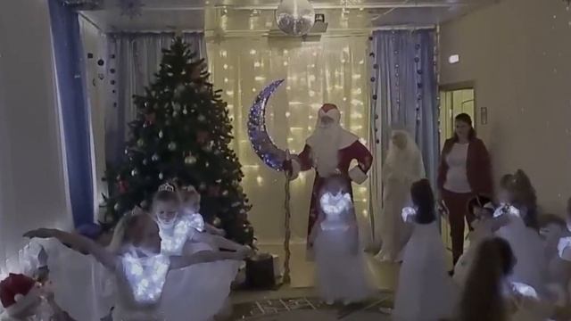Танец "Снежные бабочки" Подготовительная группа (6 лет) смотреть онлайн