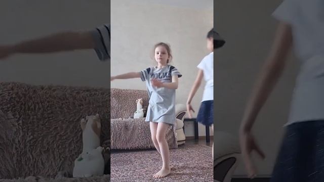 1 ТАНЕЦ МИЛЫ И СОФИИ! КАК ВЫ ДУМАЕТЕ, ОН ПРИКОЛЬНО ПОЛУЧИЛСЯ?:3 смотреть онлайн
