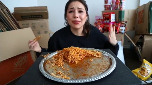 Beginners vs pro doing the FIRE noodles challenge ? смотреть онлайн