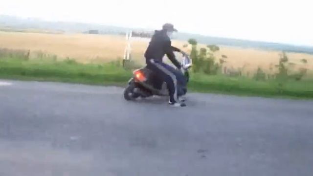 Stunt on Honda takt af24 (катание на скутере) смотреть онлайн