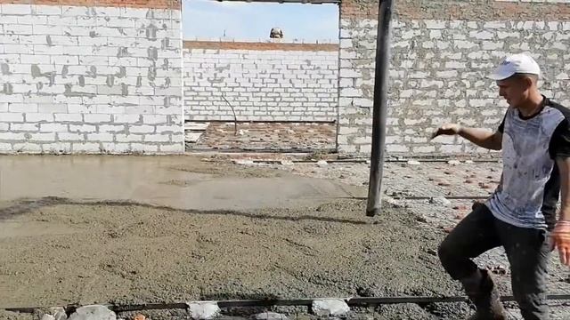 Сложности и особенности заливки бетонного пола с помощью виброрейки и бетононасоса.))) Заливаем пол смотреть онлайн