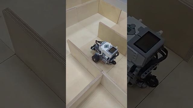 Робот Lego EV3 проходит лабиринт на одном ультразвуковом датчике смотреть онлайн
