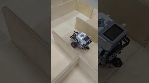 Робот Lego EV3 проходит лабиринт на одном ультразвуковом датчике