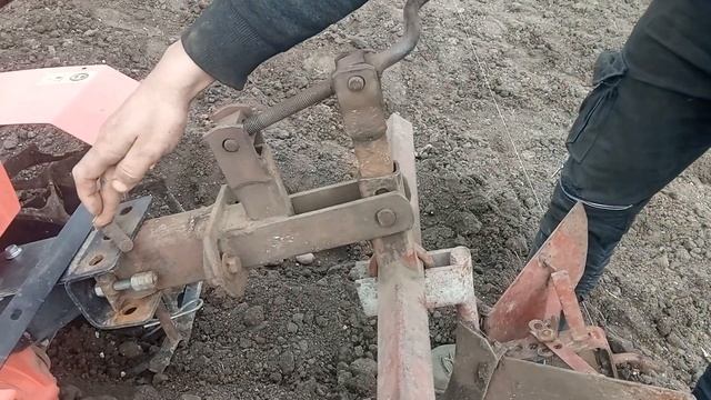 Садим картошку легким мотоблоком ЗУБР ХА-31 смотреть онлайн