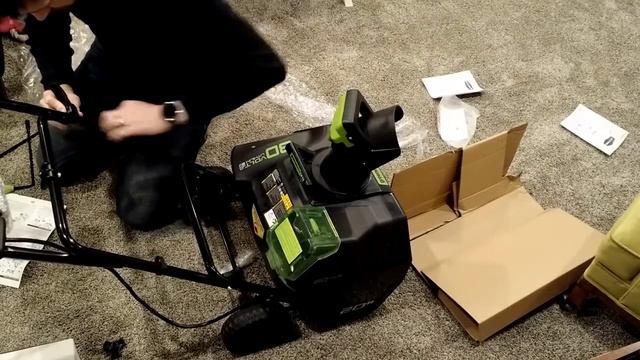 Сборка аккумуляторного снегоуборщика Greenworks смотреть онлайн