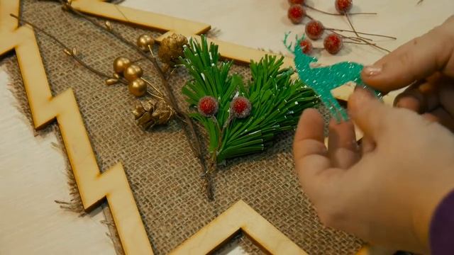 Новогодний декор своими руками. Мастер-класс по декорированию Елки. Елочные ветки из фоамирана. смотреть онлайн