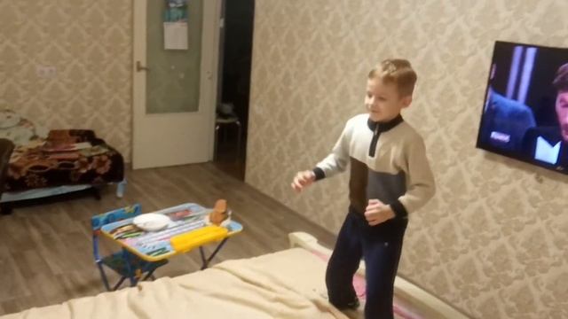 Веселые трюки, учимся делать кувырок через голову.